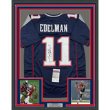 Camiseta de fútbol azul de Nueva Inglaterra enmarcada, autografiada y firmada por Julian Edelman, 35 x 39, JSA COA