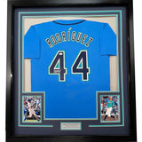 Camiseta de béisbol azul claro de Seattle de 35 x 39, enmarcada, autografiada y firmada por Julio Rodríguez (JSA COA)