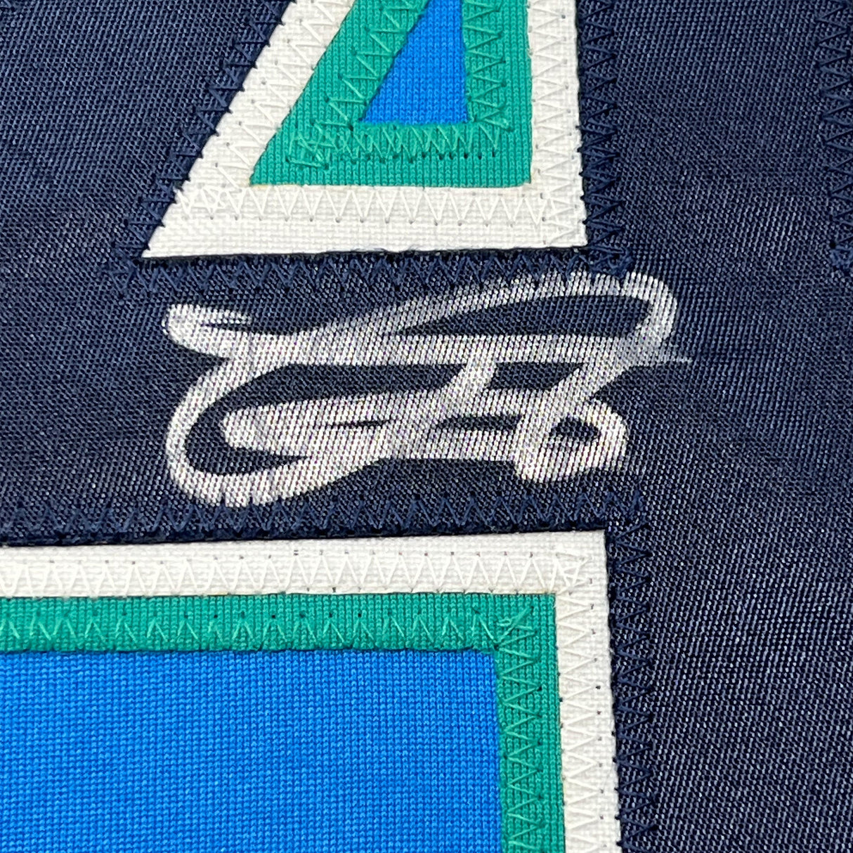 Camiseta de béisbol azul claro de Seattle de 35 x 39, enmarcada, autografiada y firmada por Julio Rodríguez (JSA COA)