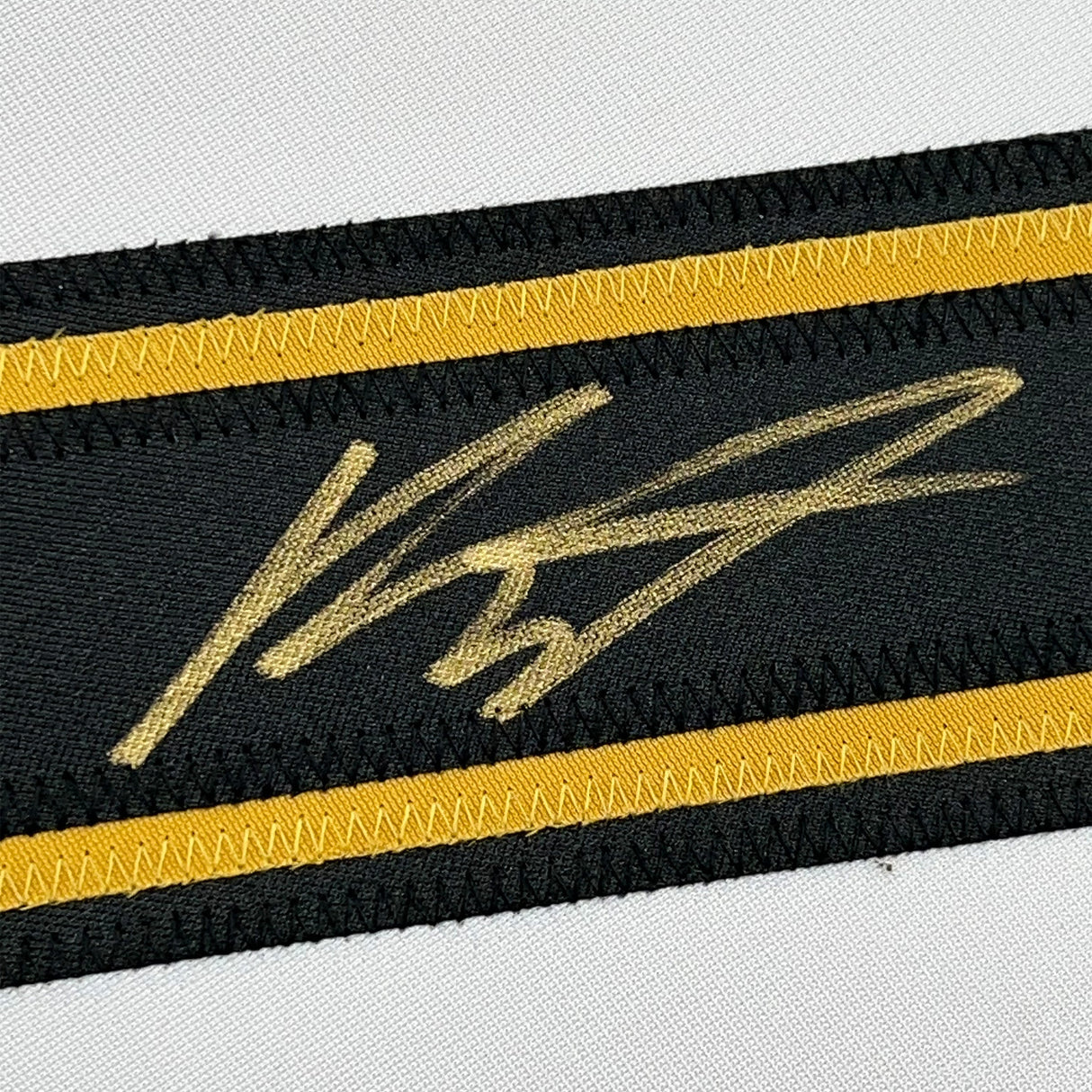 Camiseta de hockey de Minnesota Beckett BAS COA, enmarcada, autografiada y firmada por Kirill Kaprizov, 35 x 39, color blanco y dorado