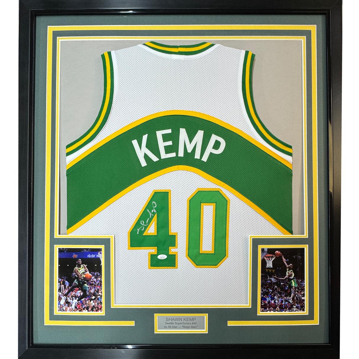 Camiseta de baloncesto blanca de Seattle de 35 x 39, enmarcada y autografiada de Shawn Kemp (JSA COA)