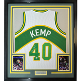 Camiseta de baloncesto blanca de Seattle de 35 x 39, enmarcada y autografiada de Shawn Kemp (JSA COA)