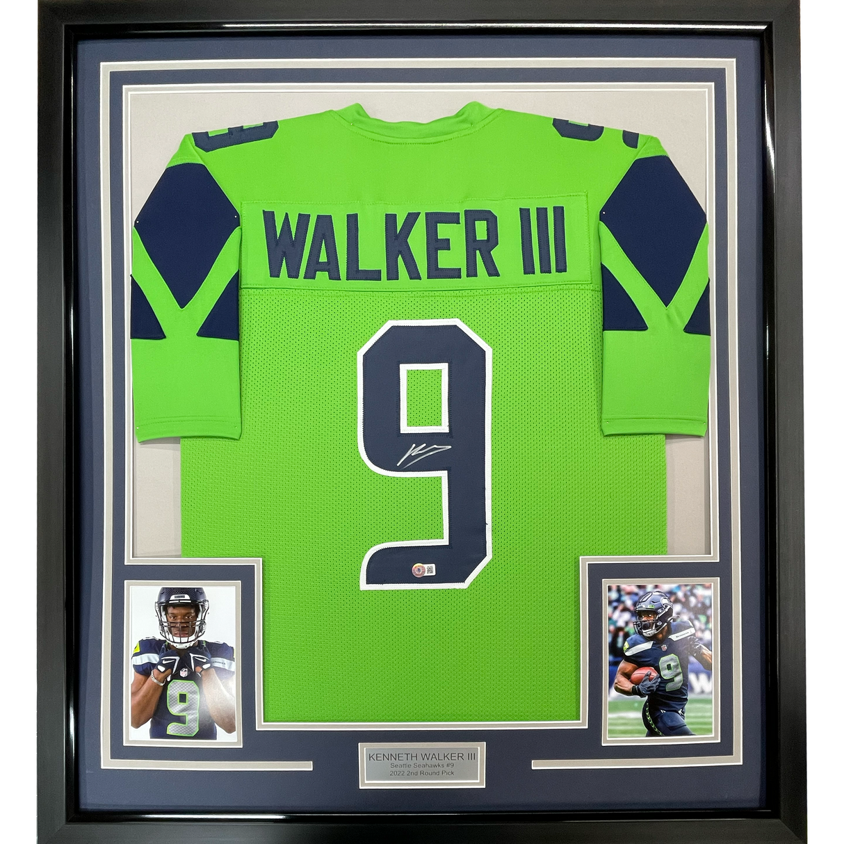 Camiseta de fútbol verde de Seattle de 35 x 39, enmarcada, autografiada y firmada por Kenneth Walker, Beckett BAS COA