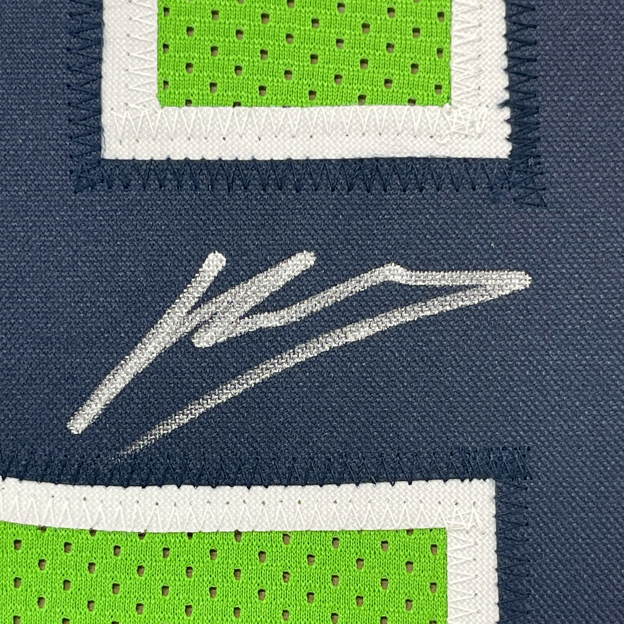Camiseta de fútbol verde de Seattle de 35 x 39, enmarcada, autografiada y firmada por Kenneth Walker, Beckett BAS COA