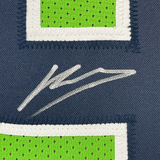 Camiseta de fútbol verde de Seattle de 35 x 39, enmarcada, autografiada y firmada por Kenneth Walker, Beckett BAS COA