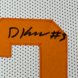 Camiseta de baloncesto universitaria enmarcada, autografiada y firmada por Dalton Knecht, 35 x 39, color blanco de Tennessee. PSA COA.