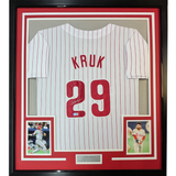 Camiseta de béisbol de rayas de Filadelfia de John Kruk, enmarcada, autografiada y firmada, 35 x 39, JSA COA