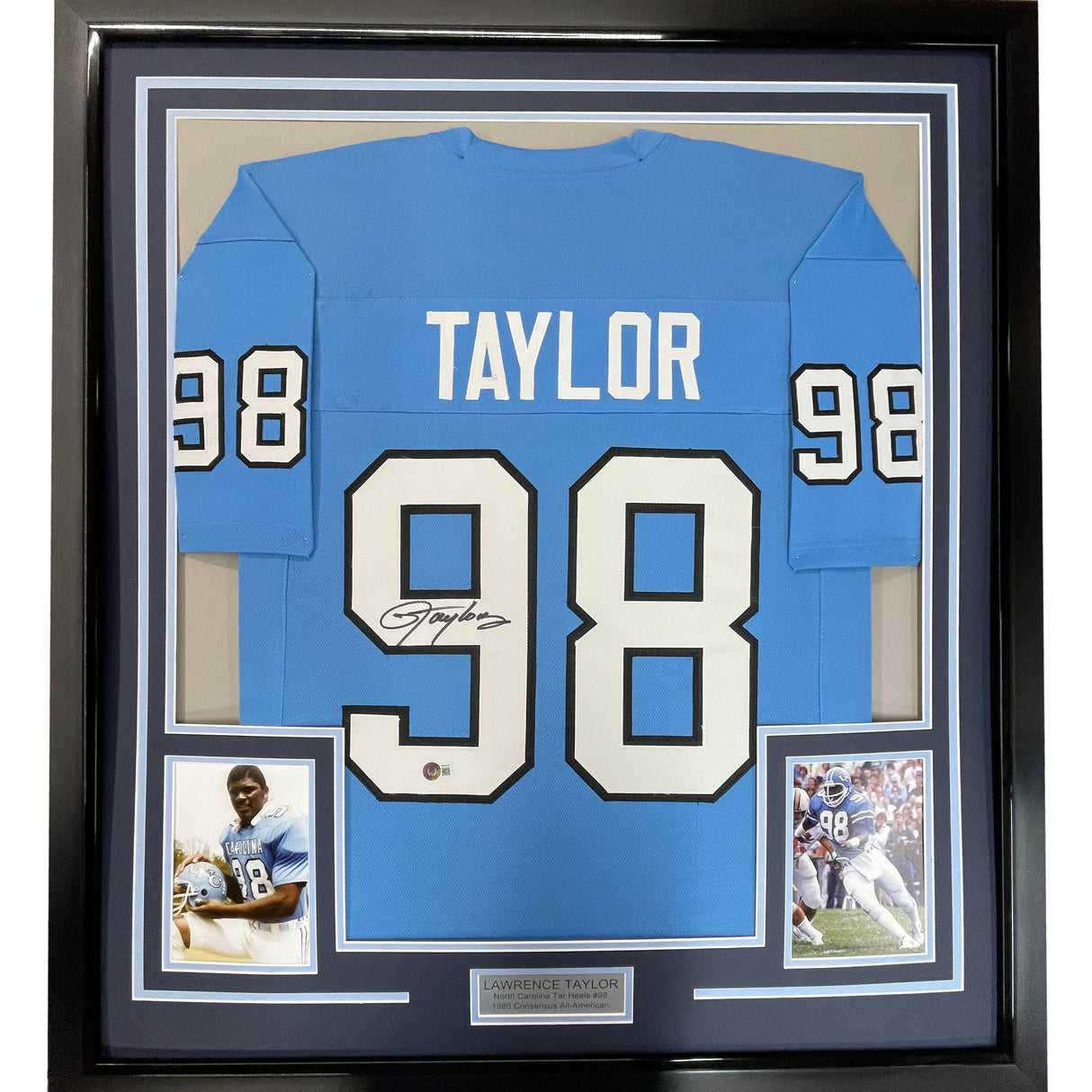Camiseta de fútbol americano universitario azul de la UNC de Carolina del Norte, enmarcada, autografiada y firmada por Lawrence Taylor, 35 x 39, Beckett BAS COA