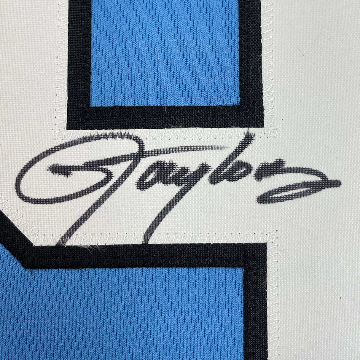Camiseta de fútbol americano universitario azul de la UNC de Carolina del Norte, enmarcada, autografiada y firmada por Lawrence Taylor, 35 x 39, Beckett BAS COA