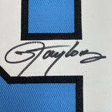 Camiseta de fútbol americano universitario azul de la UNC de Carolina del Norte, enmarcada, autografiada y firmada por Lawrence Taylor, 35 x 39, Beckett BAS COA