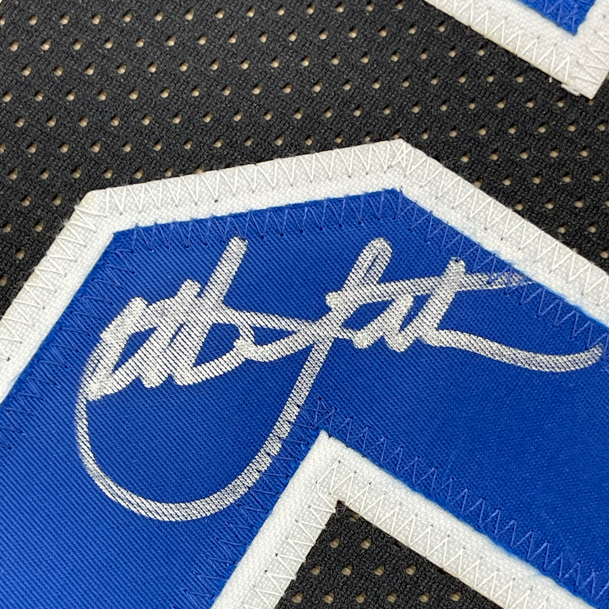 Camiseta de baloncesto de la Duke Black College, enmarcada, autografiada y firmada por Christian Laettner, 35 x 39, PSA/CÓDIGO DE AUTÉNTICO/ADN.