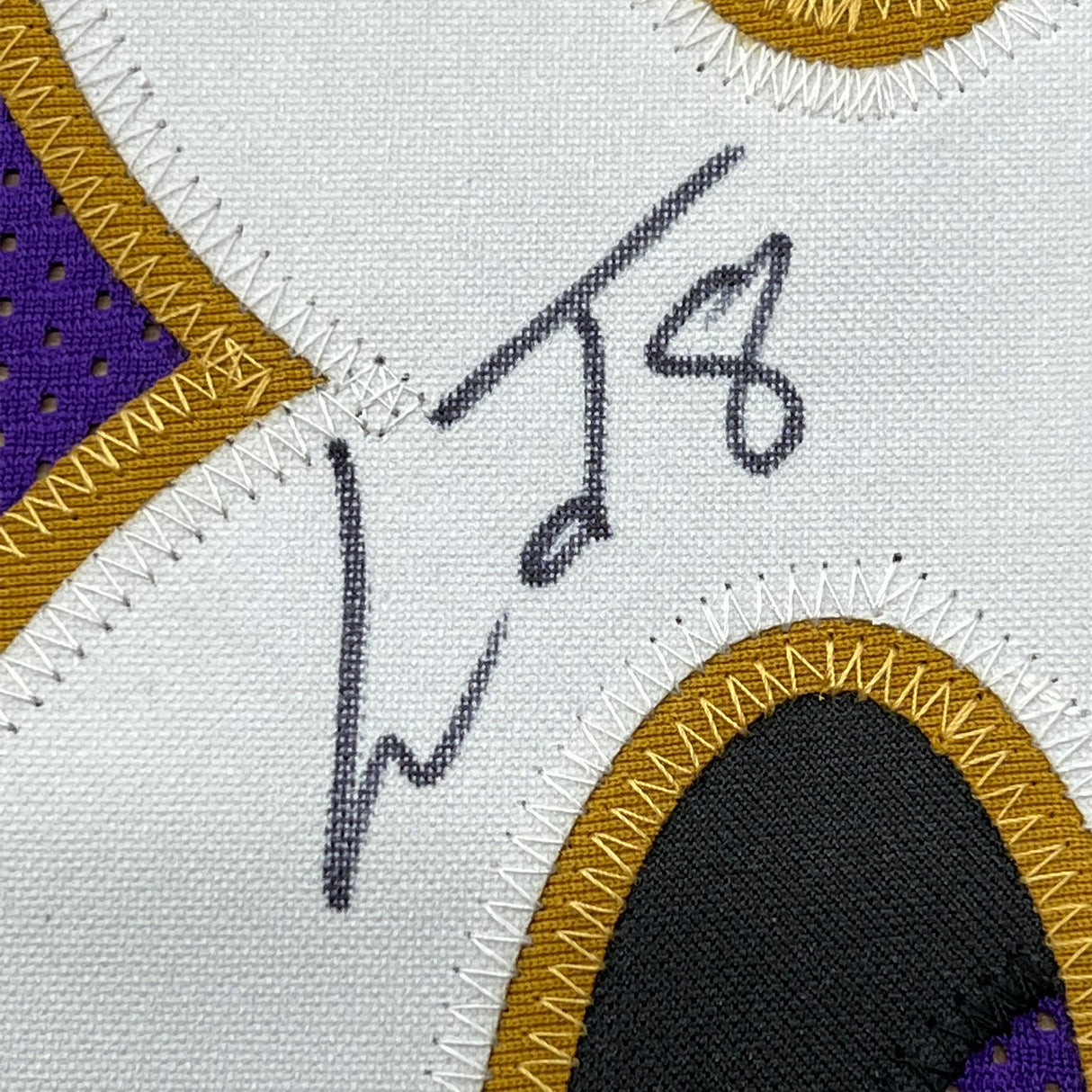 Camiseta de fútbol morado de Baltimore de 35 x 39, enmarcada, autografiada y firmada por Lamar Jackson (JSA COA)