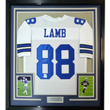 Camiseta de fútbol americano de Dallas blanca de 35 x 39, enmarcada, autografiada y firmada por CeeDee Lamb (JSA COA)