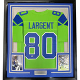 Camiseta de fútbol verde Seattle de 35 x 39, enmarcada, autografiada y firmada por Steve Largent. Certificado de autenticidad de PSA y ADN.