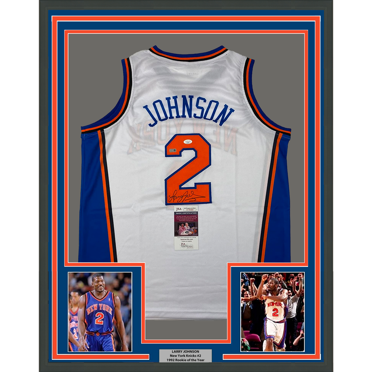 Camiseta de baloncesto blanca de Nueva York de 35 x 39, enmarcada, autografiada y firmada por Larry Johnson (JSA COA)