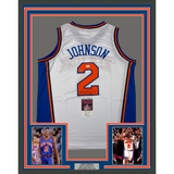 Camiseta de baloncesto blanca de Nueva York de 35 x 39, enmarcada, autografiada y firmada por Larry Johnson (JSA COA)