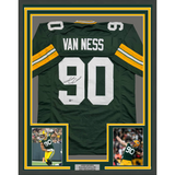 Camiseta de fútbol verde de Green Bay, enmarcada, autografiada y firmada por Lukas Van Ness, 35 x 39, Beckett BAS COA