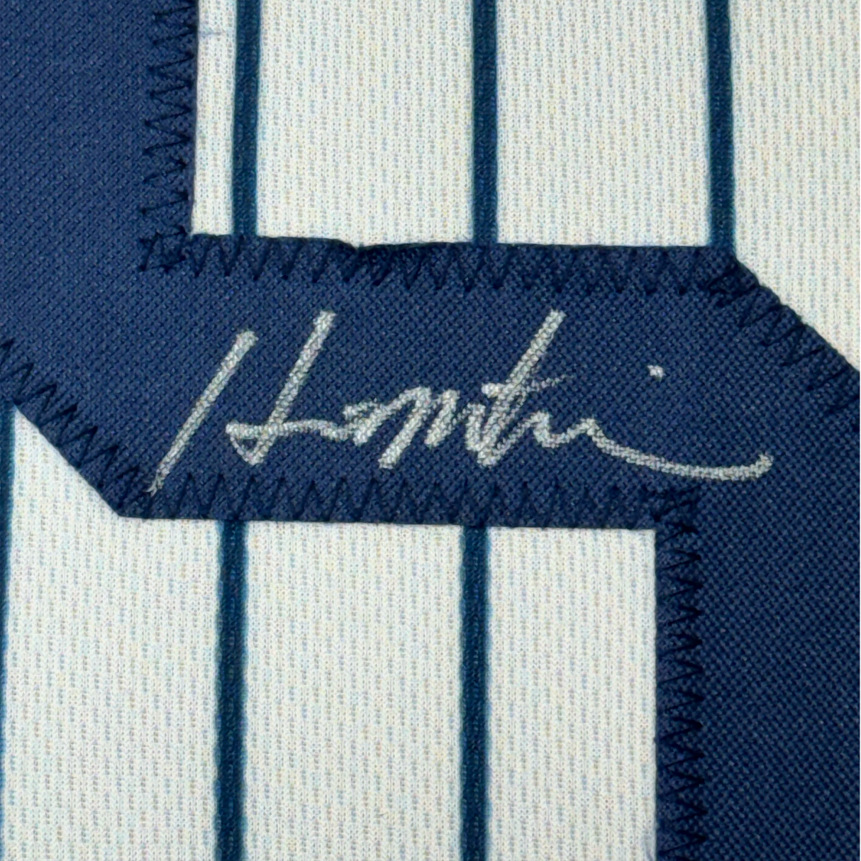 Camiseta de béisbol de rayas de Nueva York de 35 x 39 de Hideki Matsui, enmarcada, autografiada y firmada, Beckett BAS COA