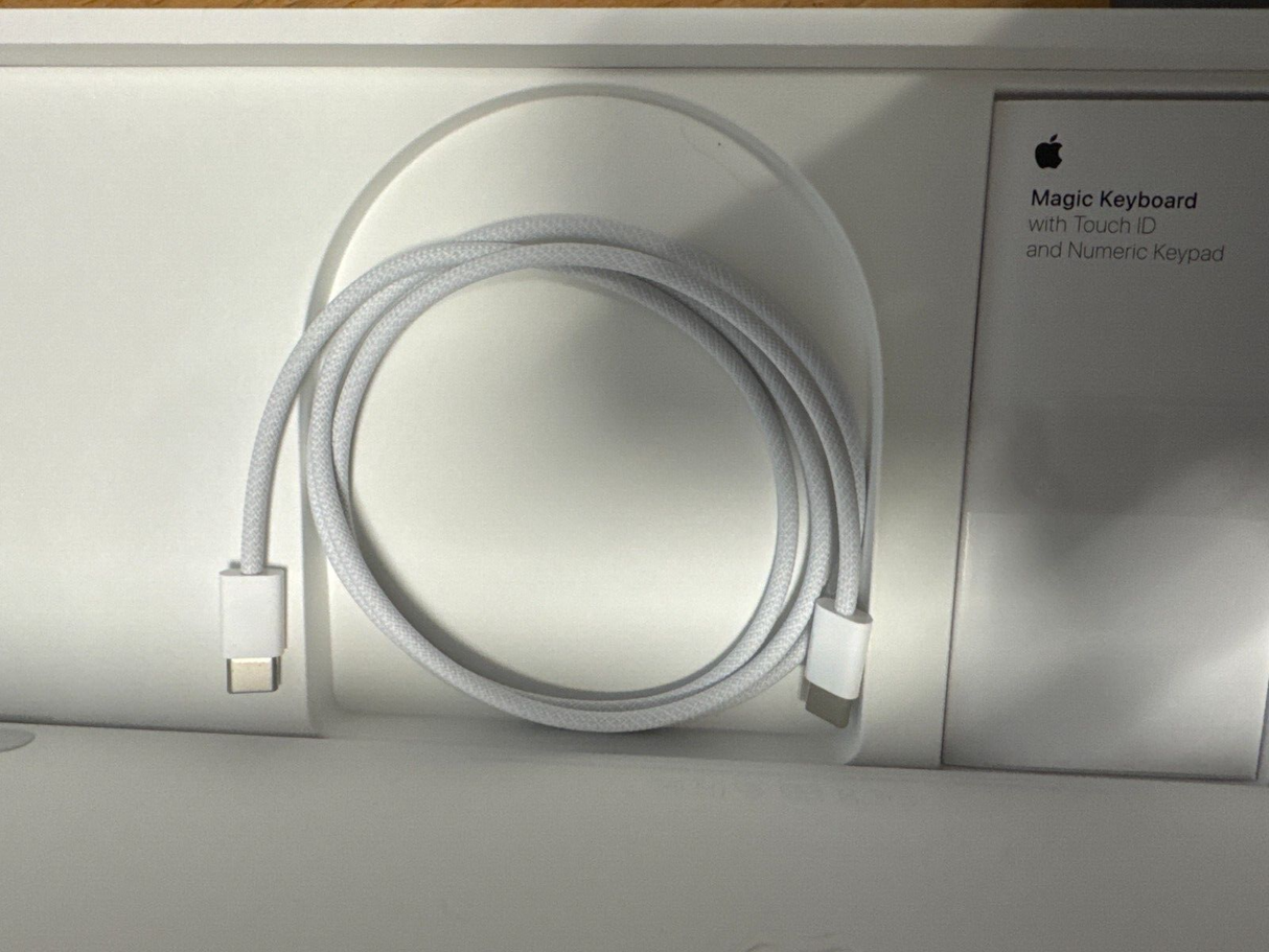 Apple Magic Keyboard 2 Touch ID & Numeric Keypad / Wireless Bluetooth / Open box