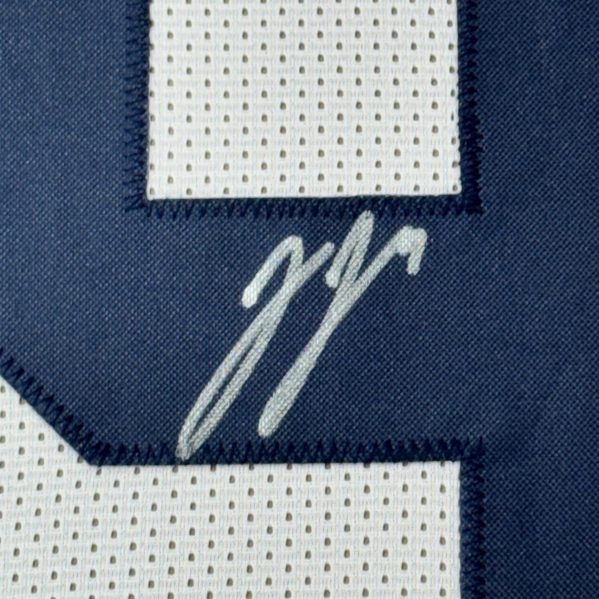 Camiseta de fútbol americano universitario de Michigan, enmarcada, autografiada y firmada por JJ McCarthy, 35 x 39, color blanco, Beckett BAS COA