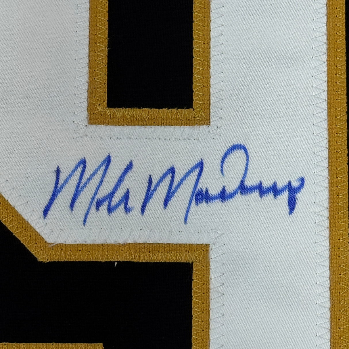 Camiseta de hockey negra de Dallas Beckett BAS COA enmarcada y autografiada de Mike Modano (35 x 39)