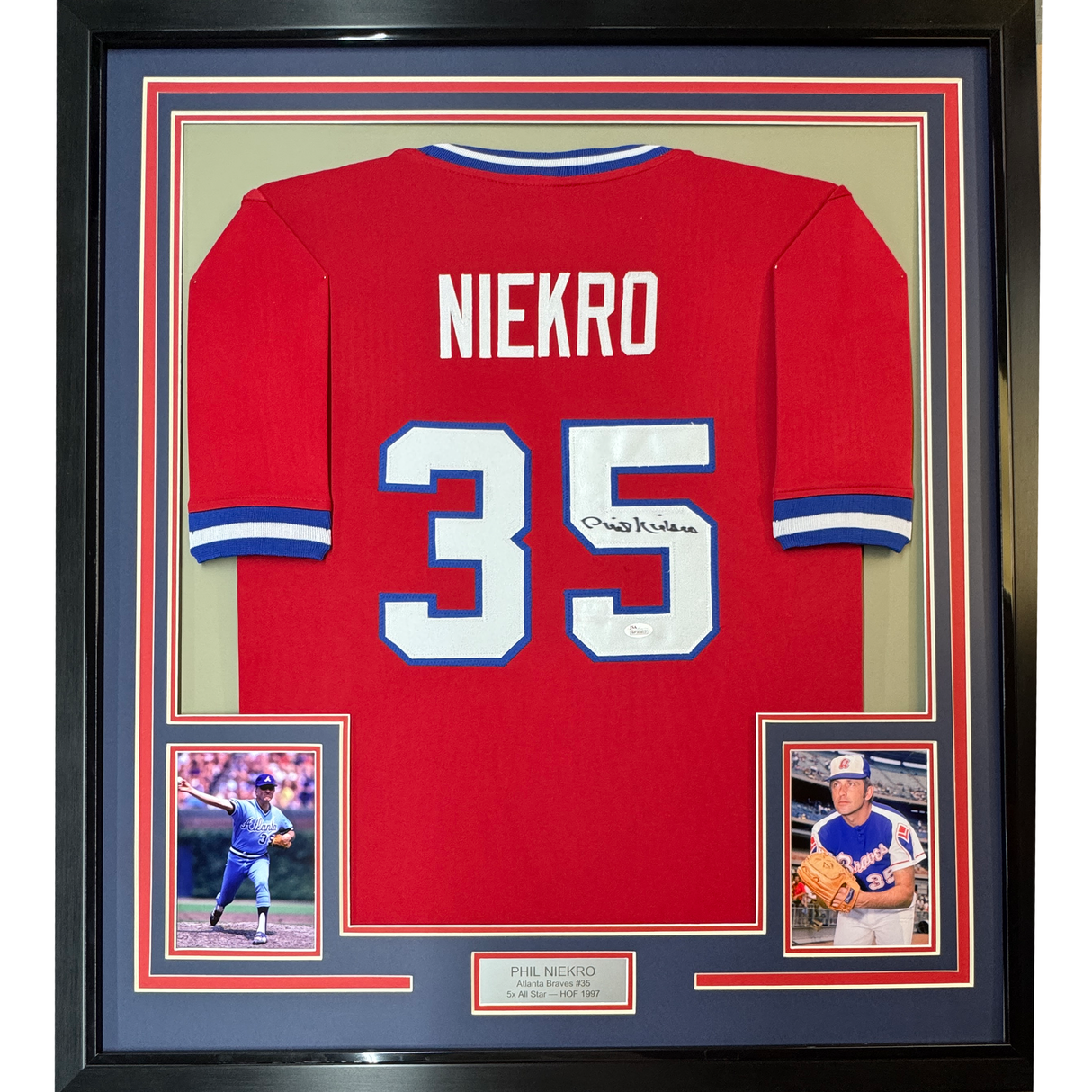 Camiseta de béisbol enmarcada, autografiada y firmada por Phil Niekro, 35 x 39, color rojo Atlanta, JSA COA