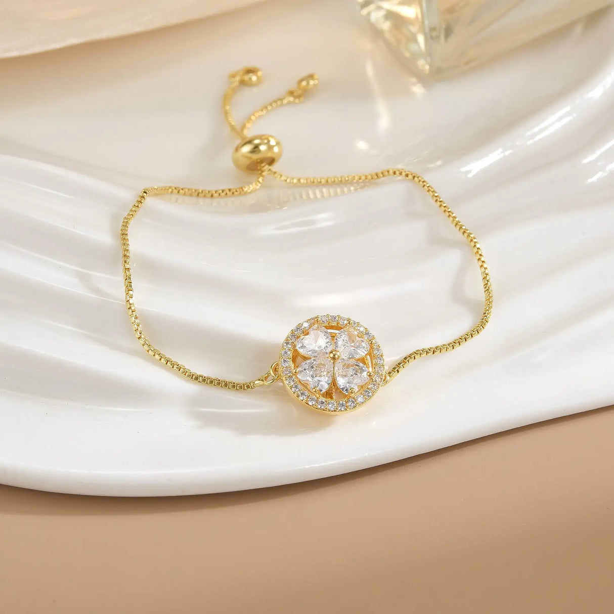 Pulsera sencilla de cobre puro chapada en oro con flores giratorias que conserva el color