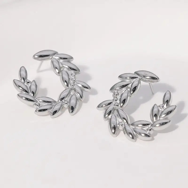 Pendientes de acero inoxidable de temperamento simple con baño de oro de 18 quilates que no se decoloran