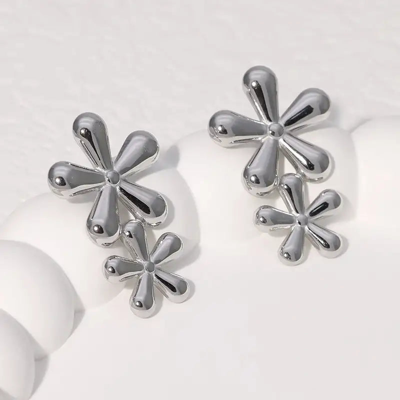 Pendientes de acero inoxidable de temperamento simple con baño de oro de 18 quilates que no se decoloran