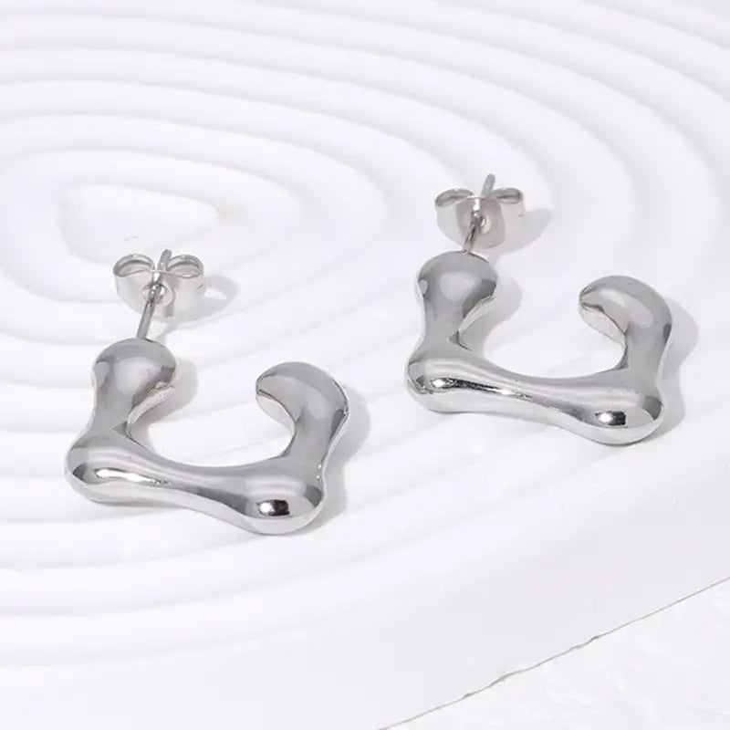 Pendientes de acero inoxidable de temperamento simple con baño de oro de 18 quilates que no se decoloran