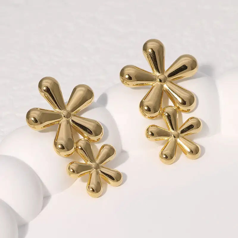 Pendientes de acero inoxidable de temperamento simple con baño de oro de 18 quilates que no se decoloran