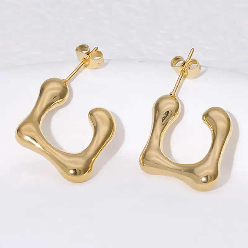 Pendientes de acero inoxidable de temperamento simple con baño de oro de 18 quilates que no se decoloran