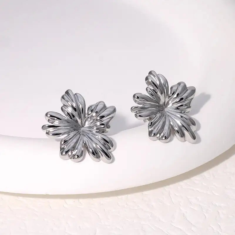 Pendientes de acero inoxidable de temperamento simple con baño de oro de 18 quilates que no se decoloran