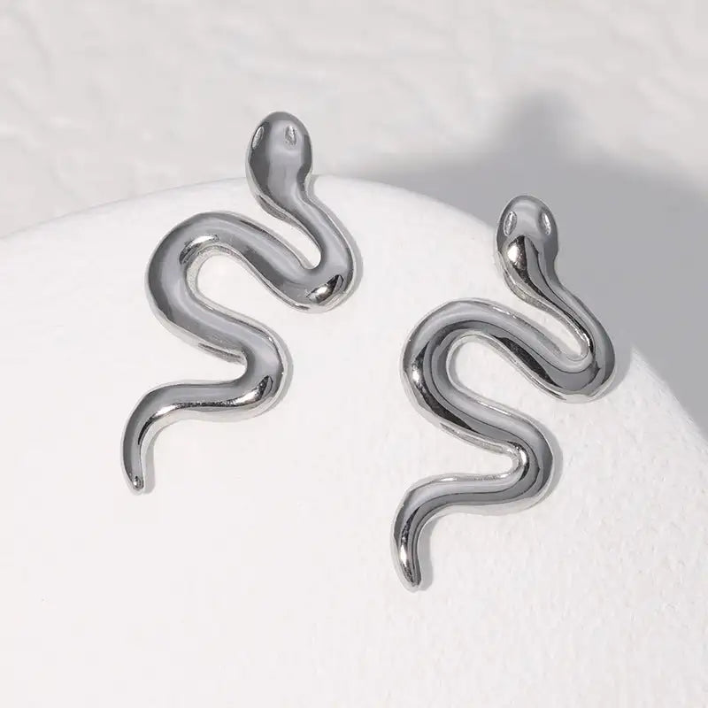 Pendientes de acero inoxidable de temperamento simple con baño de oro de 18 quilates que no se decoloran