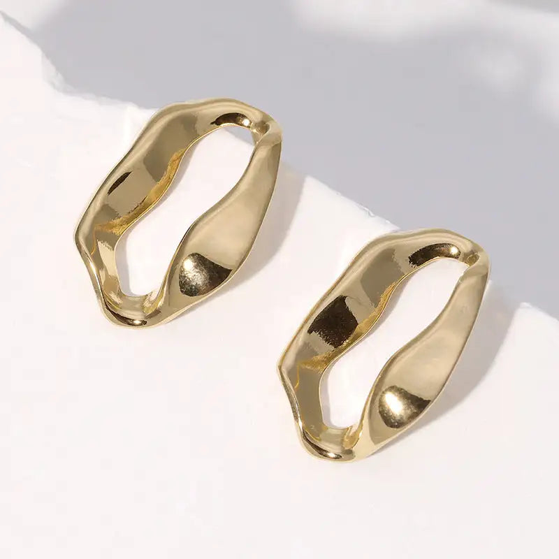 Pendientes de acero inoxidable de temperamento simple con baño de oro de 18 quilates que no se decoloran