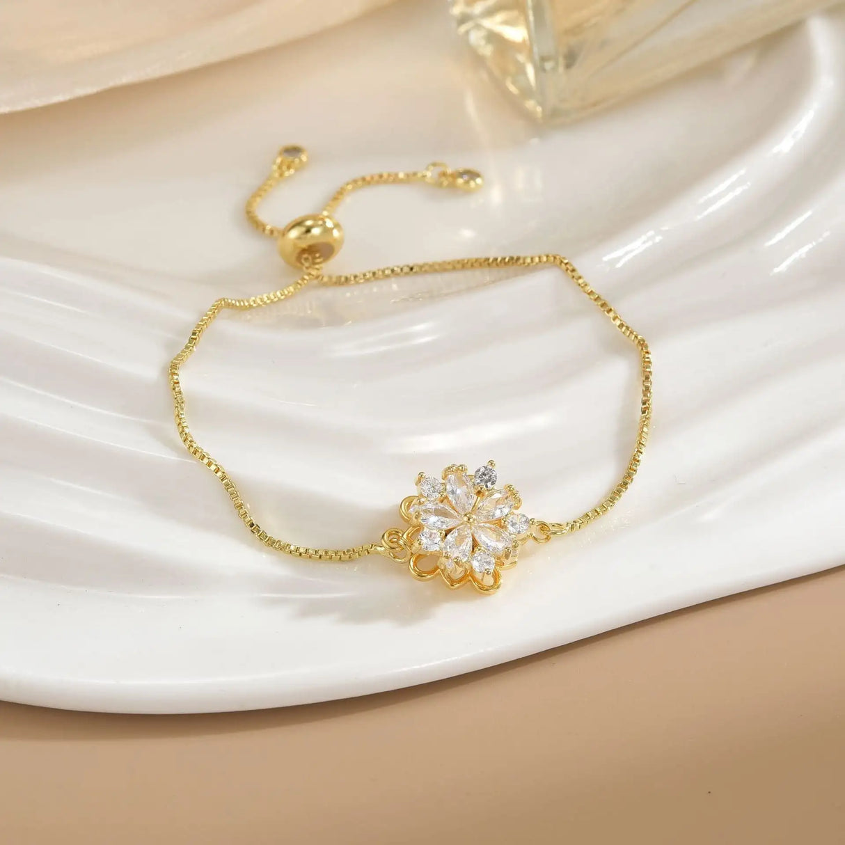 Pulsera sencilla de cobre puro chapada en oro con flores giratorias que conserva el color
