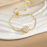 Pulsera sencilla de cobre puro chapada en oro con flores giratorias que conserva el color