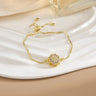Pulsera sencilla de cobre puro chapada en oro con flores giratorias que conserva el color