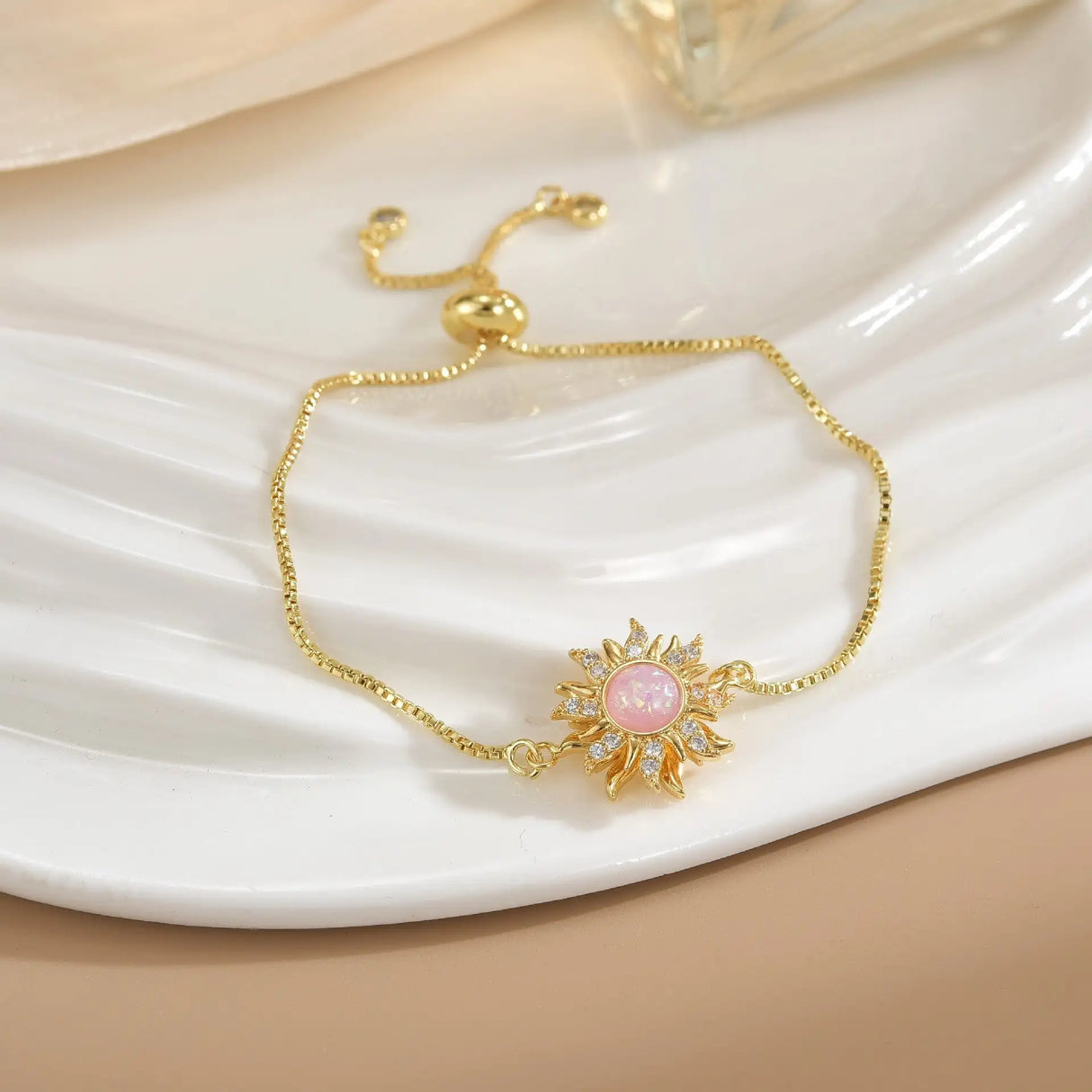 Pulsera sencilla de cobre puro chapada en oro con flores giratorias que conserva el color