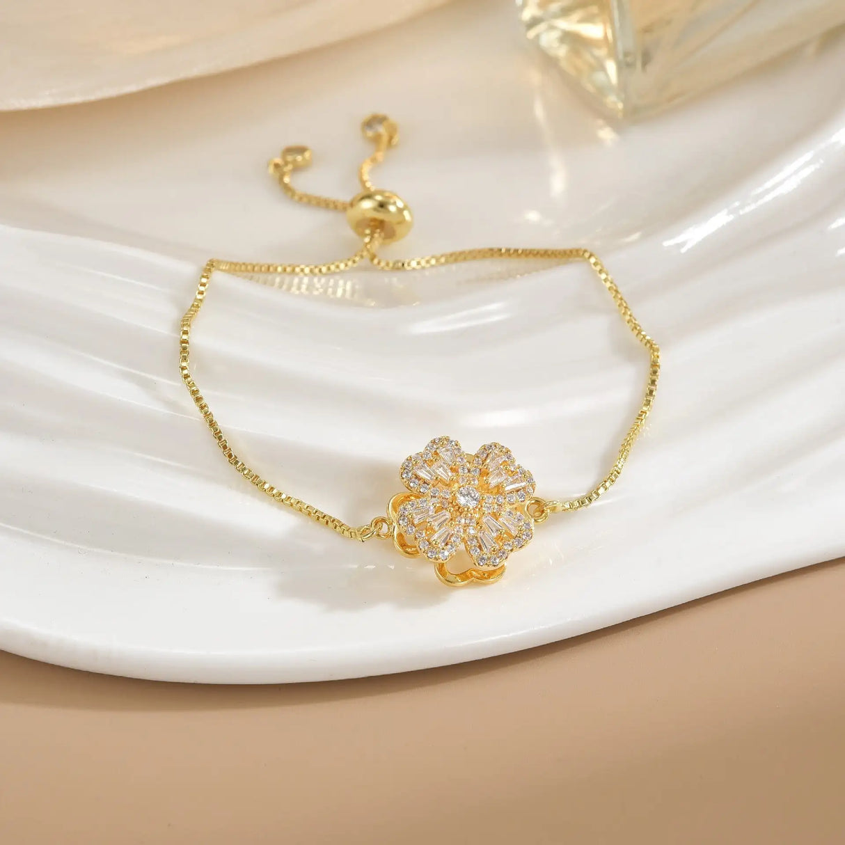 Pulsera sencilla de cobre puro chapada en oro con flores giratorias que conserva el color