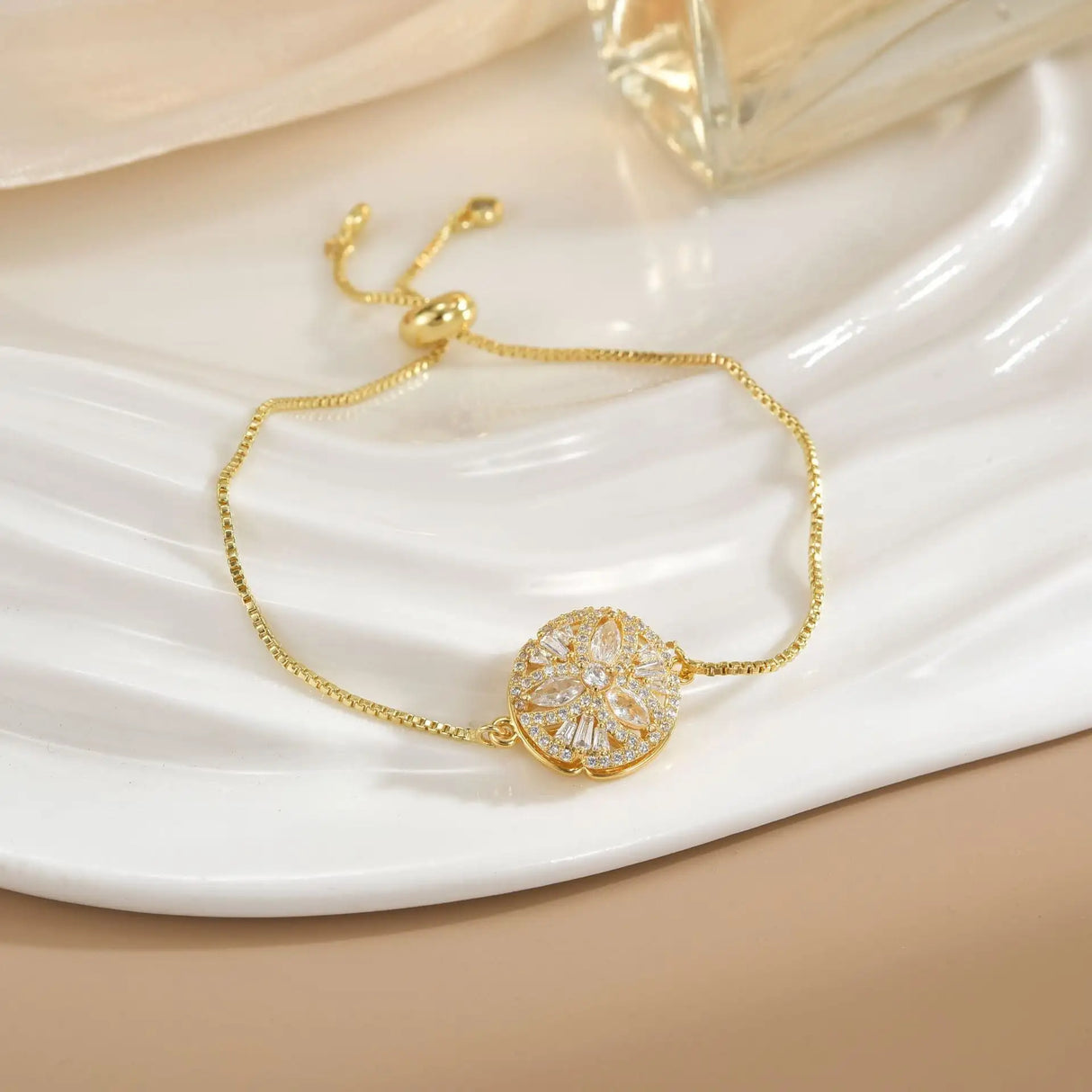 Pulsera sencilla de cobre puro chapada en oro con flores giratorias que conserva el color