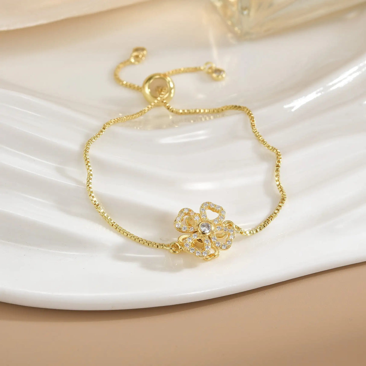 Pulsera sencilla de cobre puro chapada en oro con flores giratorias que conserva el color
