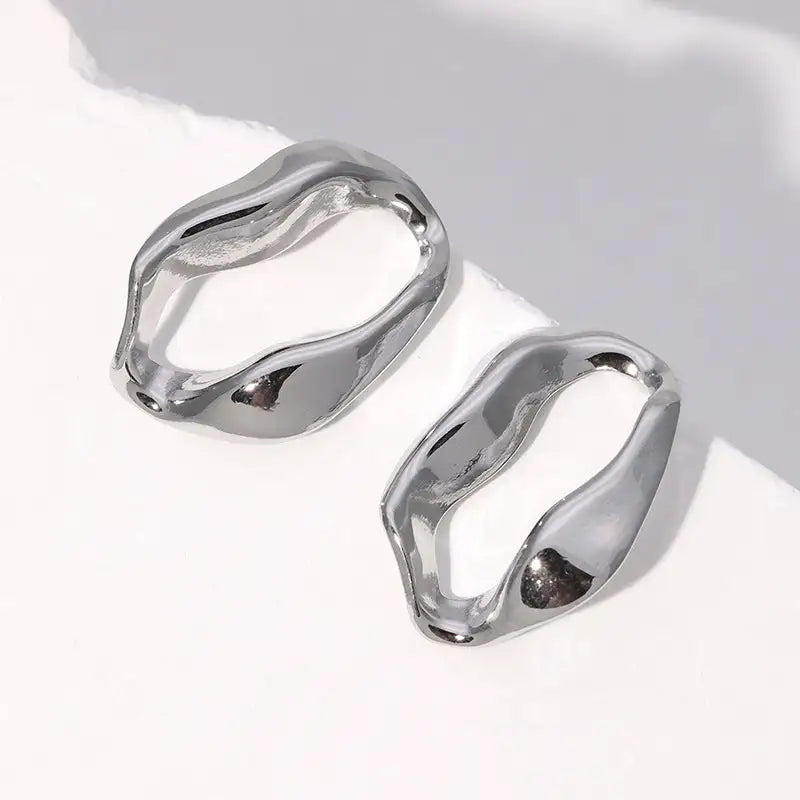 Pendientes de acero inoxidable de temperamento simple con baño de oro de 18 quilates que no se decoloran