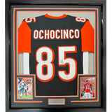 Camiseta de fútbol americano de Cincinnati, negra, enmarcada, autografiada y firmada por Chad Ochocinco (Johnson), 35 x 39, JSA COA