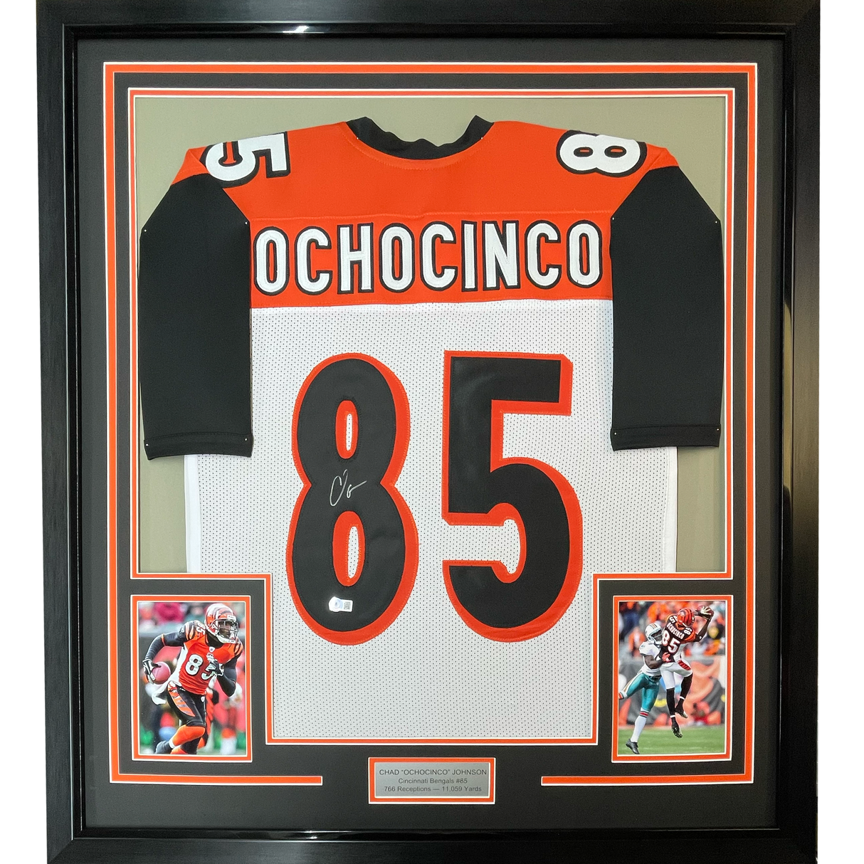 Camiseta de fútbol americano de Cincinnati, blanca, enmarcada, autografiada y firmada por Chad Ochocinco (Johnson), 35 x 39, JSA COA