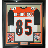 Camiseta de fútbol americano de Cincinnati, blanca, enmarcada, autografiada y firmada por Chad Ochocinco (Johnson), 35 x 39, JSA COA