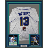 Camiseta de béisbol blanca de Seattle de 35 x 39, enmarcada y autografiada de Omar Vizquel (JSA COA)