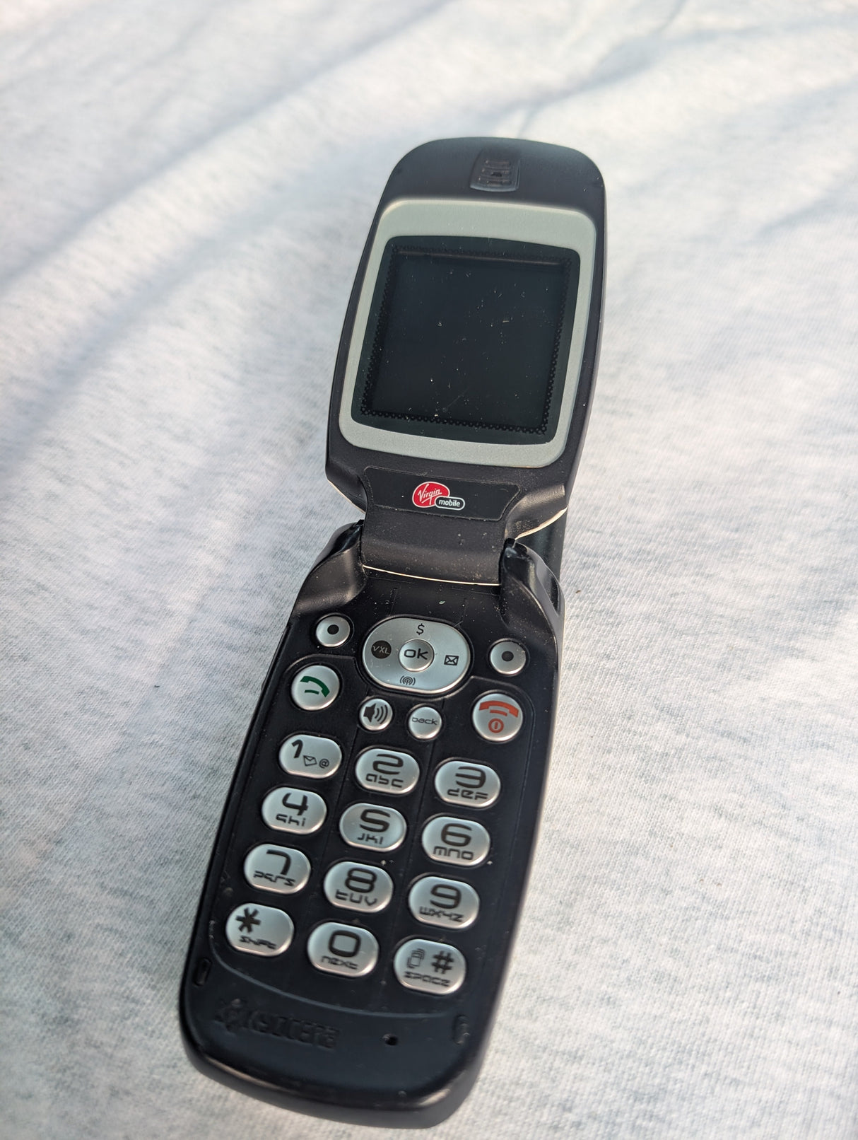 Kyocera Oystr KX9 / Oyster KX9D - White ( Virgin Mobile ) Rare Flip Phone - screen damaged