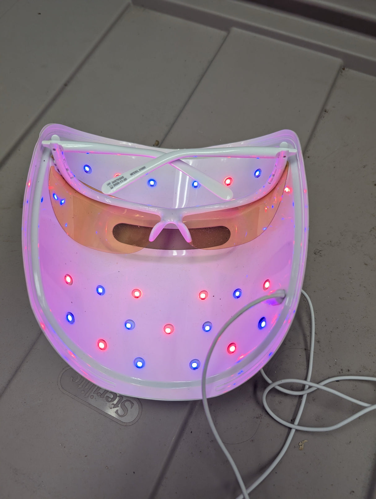 Neutrogena ILLUMASK LED Anti-Acne Light Therapy Mask  Acne Free Skin 15 MINUTES EVERY DAY