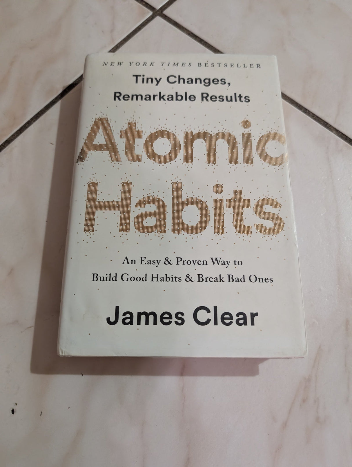 Atomic Habits: An Easy & Proven Way to Build Good Habits & Break Bad Ones Book by James Clear